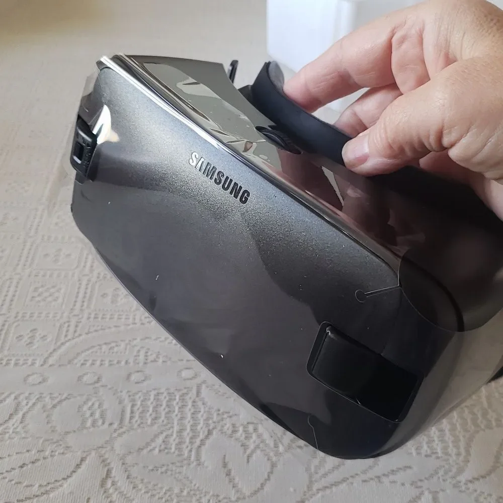 New in Box Samsung Gear VR Powered by Oculus Virtual Reality Headset SM-R323